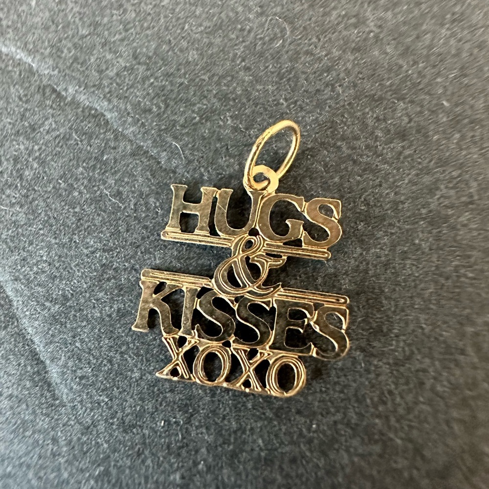 Dainty gold hugs & kisses xoxo pendant